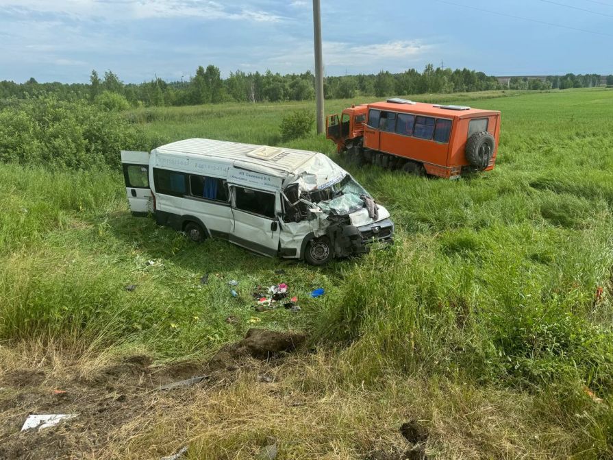 Микроавтобус с 18 пассажирами врезался в КАМАЗ — есть пострадавшие