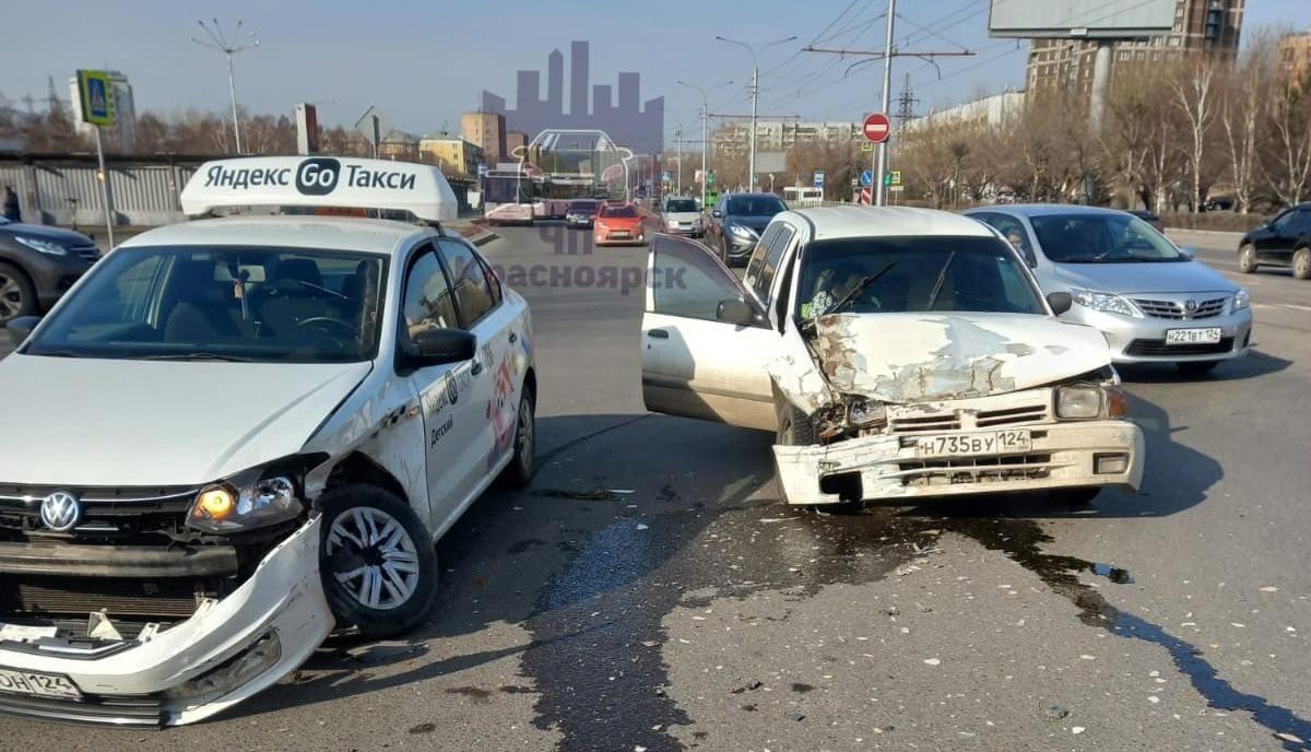 В Красноярске в аварии с такси пострадала 65-летняя женщина