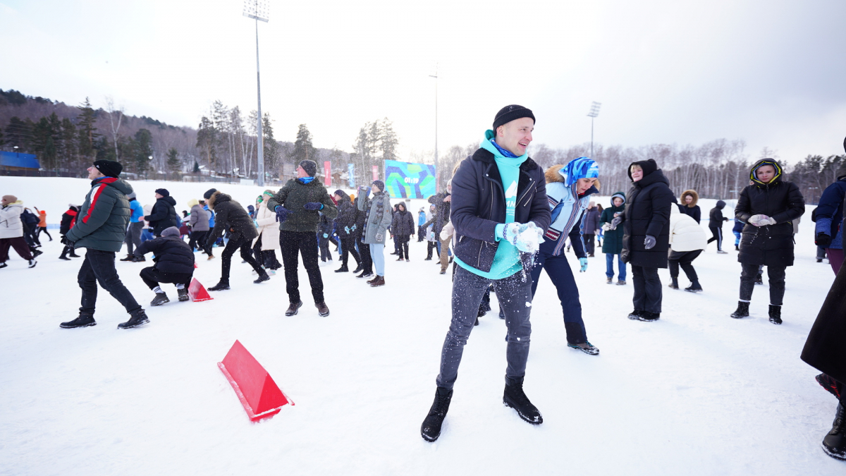 В Красноярске в игре в снежки приняли участие 558 человек и установили рекорд России