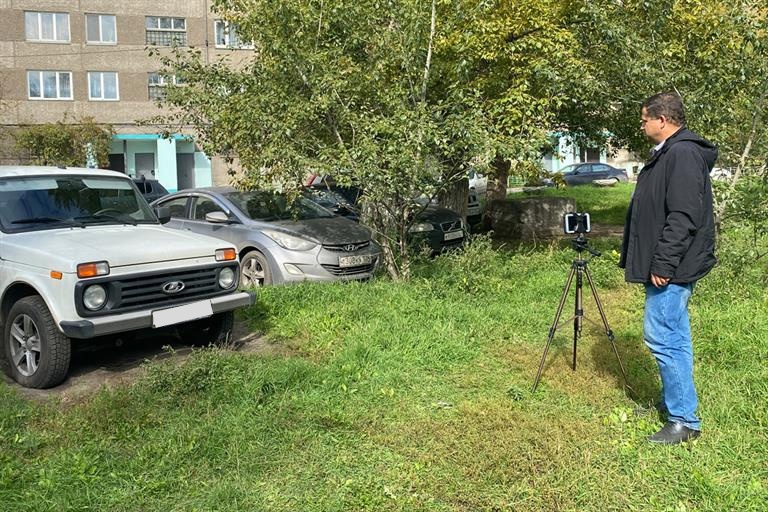 В Красноярске на 21 миллион рублей оштрафовали водителей за парковку на газонах