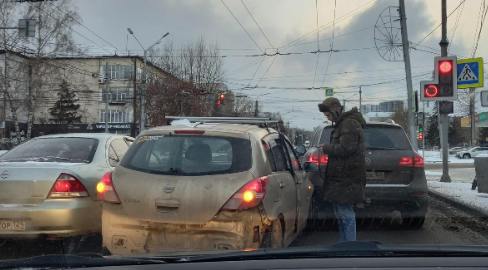 Красноярск после рабочего дня сковали девятибалльные пробки