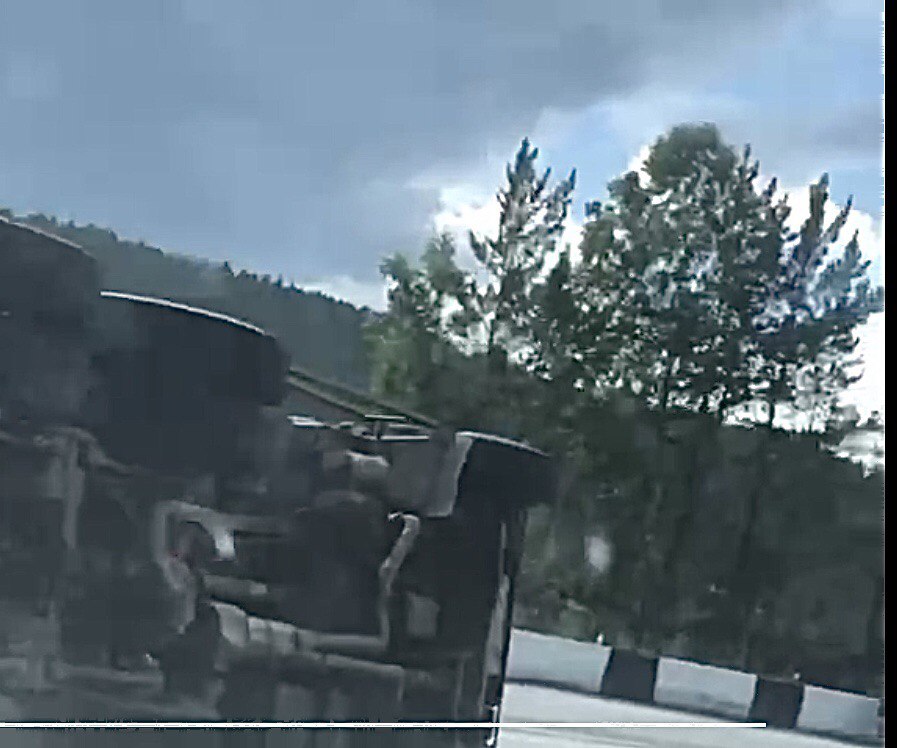 На трассе в сторону Дивногорска перевернулся грузовик с щебенкой