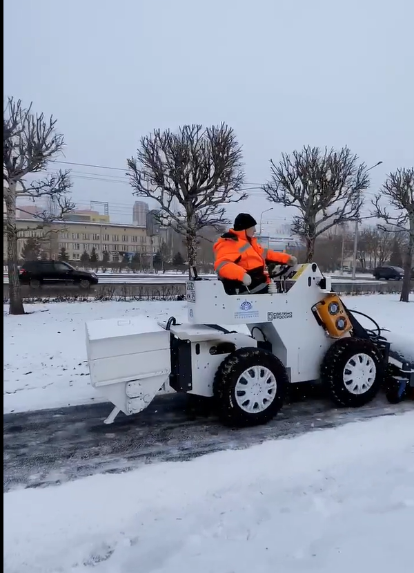 На правобережье Красноярска вывели новую технику для уборки тротуаров  