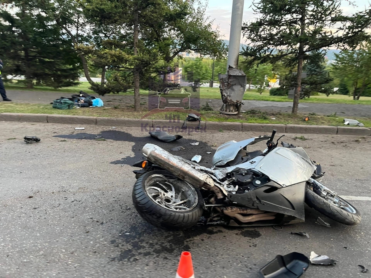 В центре Красноярска 36-летний мотоциклист погиб после ДТП со столбом