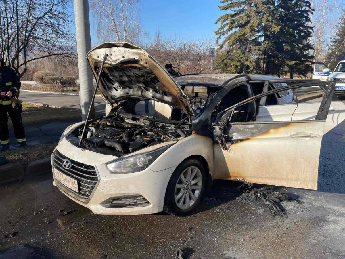 В Красноярске на улице Дубровинского полностью сгорела иномарка