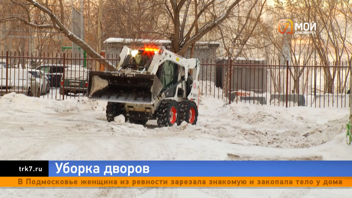 Управляющие компании Красноярска после жалоб горожан начали убирать заваленные снегом дворы