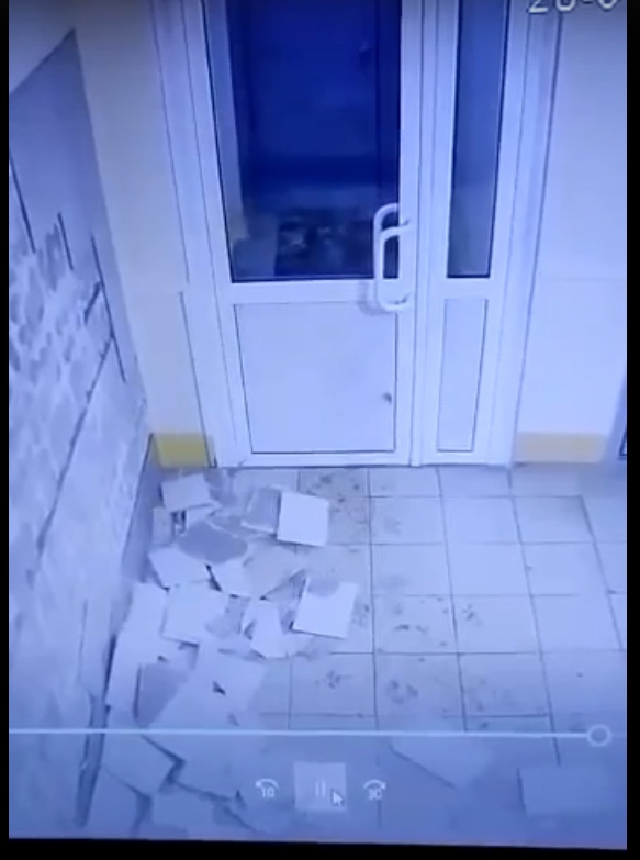 В красноярской многоэтажке от удара дверью обрушилась плитка