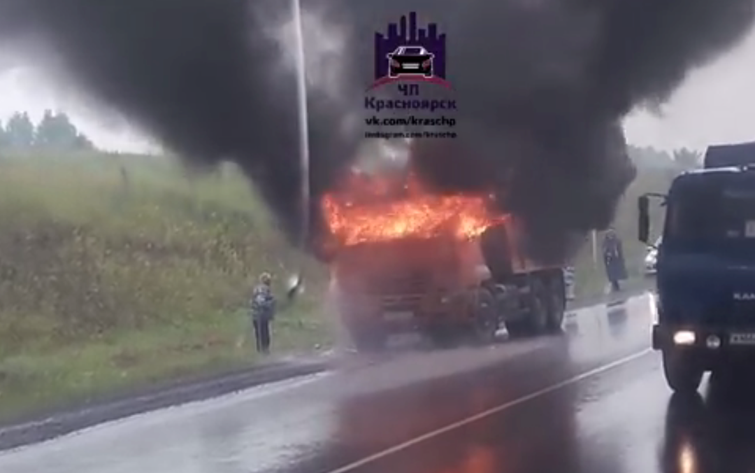 Завод камаз горит. Фура загорелась на трассе казань ульяновск. Камаз горит на ходу. Камаз горит в братске. Камаз горит на ходу.