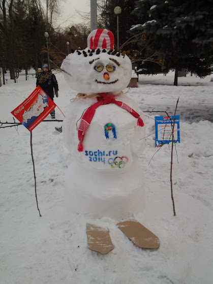 Необычные снеговики появились возле спортобъектов в Красноярске 