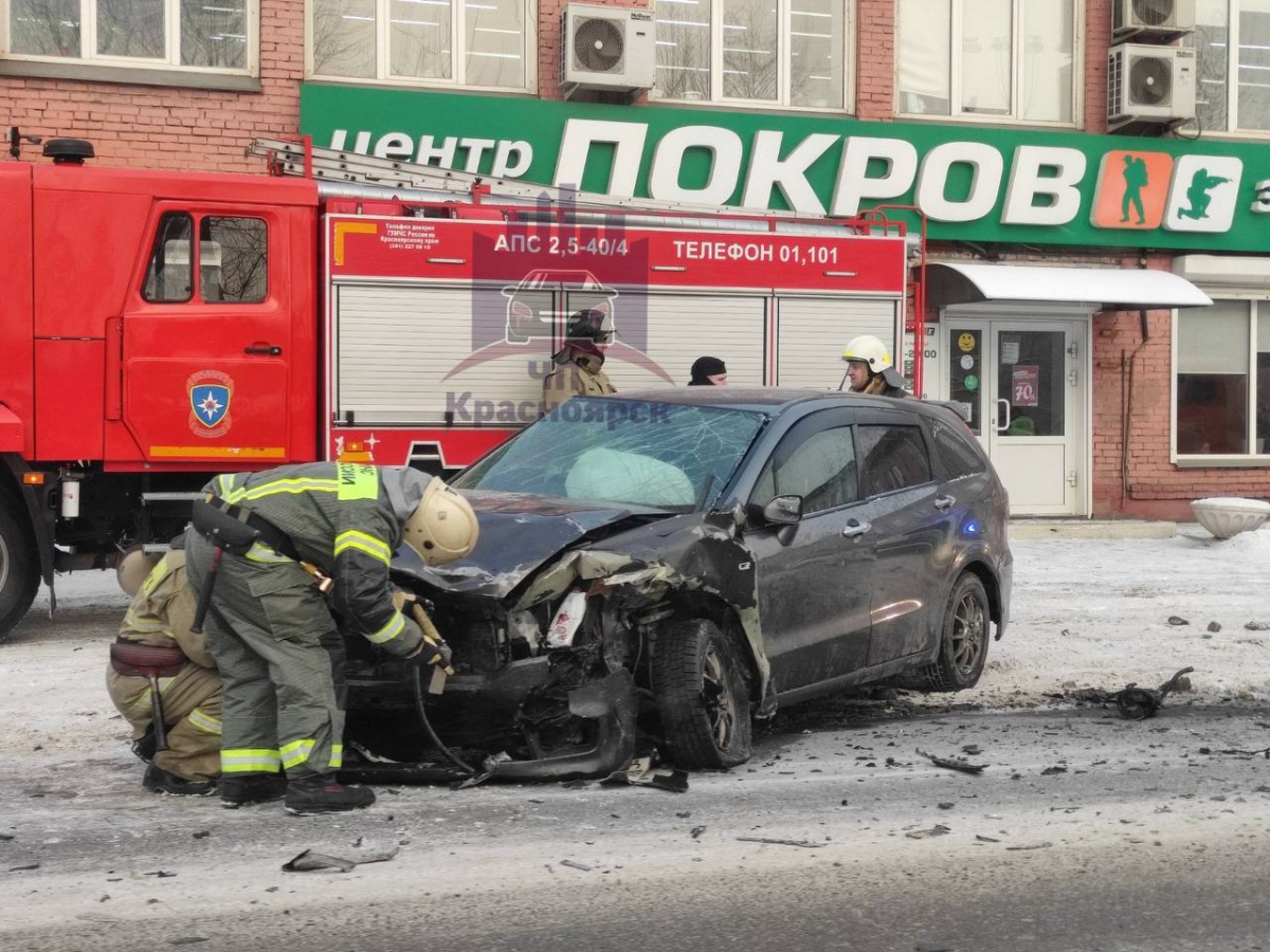 В Красноярске из-за лобового столкновения на Семафорной пострадали два человека