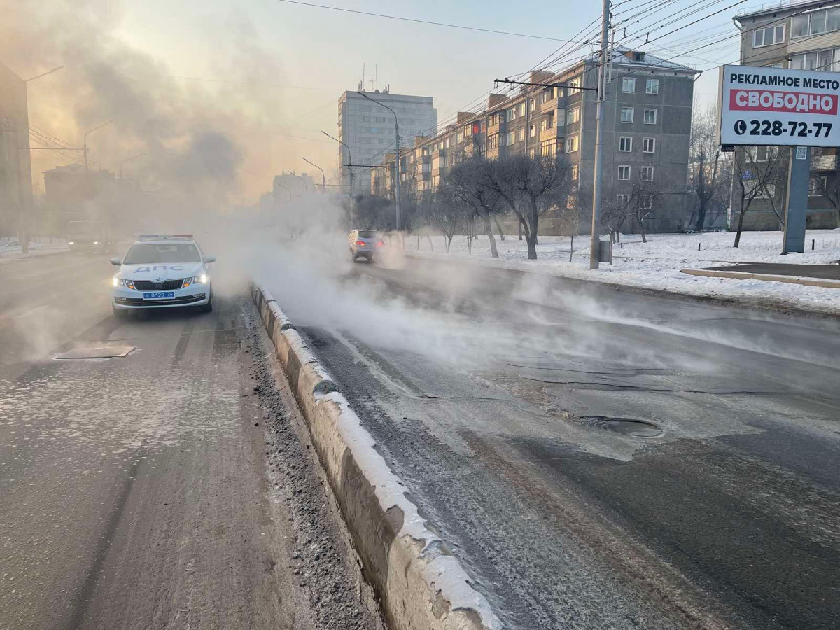 В Красноярске из-за коммунальных аварий ограничили проезд на улицах Республики и Тотмина