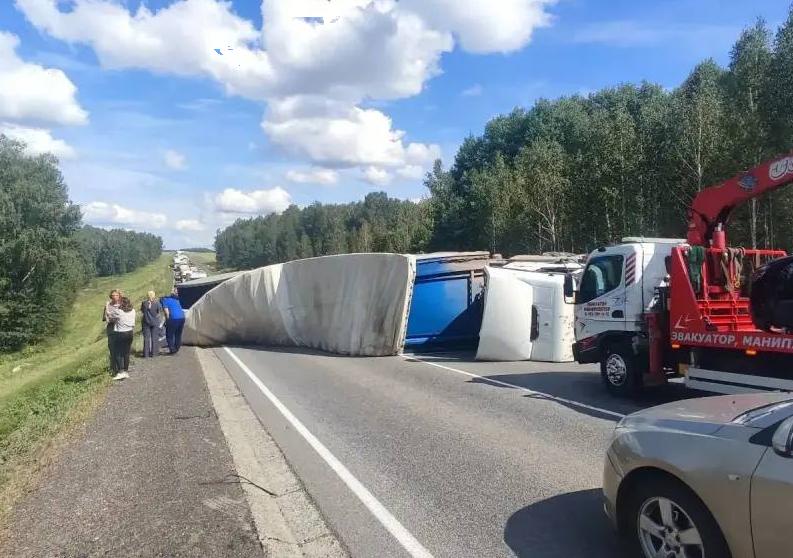 Фура встала на бок поперек краевой трассы между Красноярском и Канском