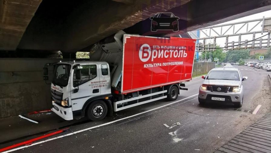 Грузовик «Бристоль» застрял под мостом в центре Красноярска 