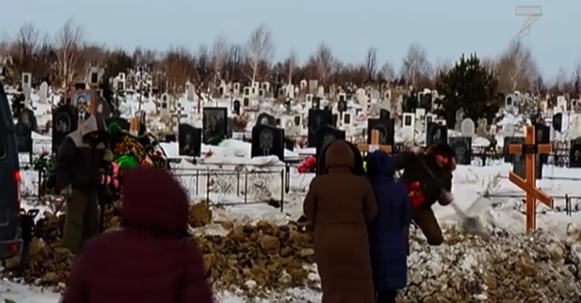 Ездят ли на кладбище в день пасхи. Родительский день на кладбище. Радоница на кладбище. Посещение кладбища на Радоницу. Кладбище днем.