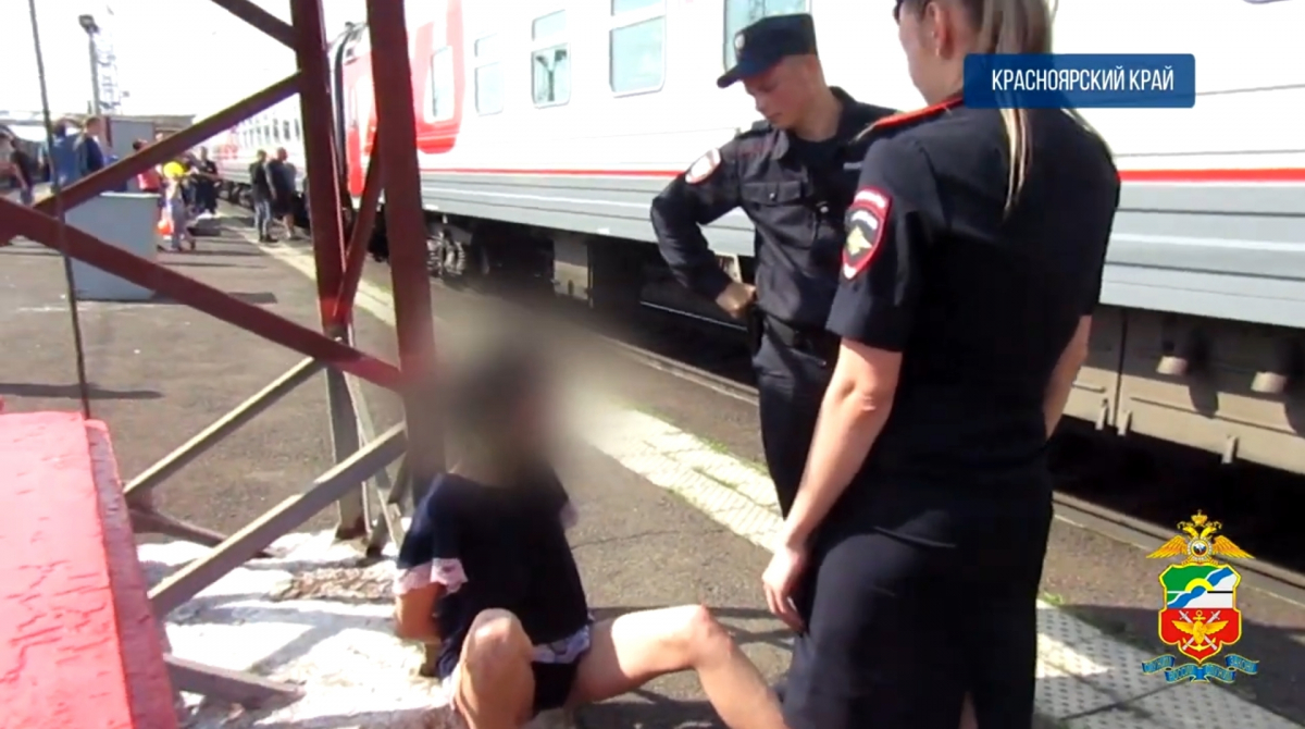 В Красноярском крае сняли с поезда пьяную женщину, укусившую попутчика за нос