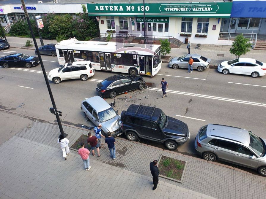 В центре Красноярска водитель Mercedes в попытке избежать ДТП протаранил припаркованные авто