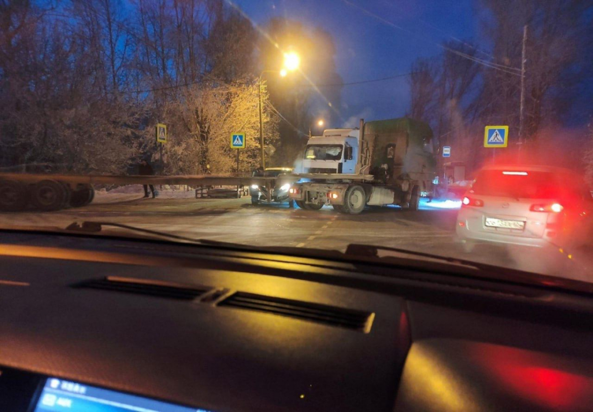 Из-за аварии фуры и легковушки улицу на правобережье в Красноярске  полностью парализовало — Новости Красноярска на 7 канале