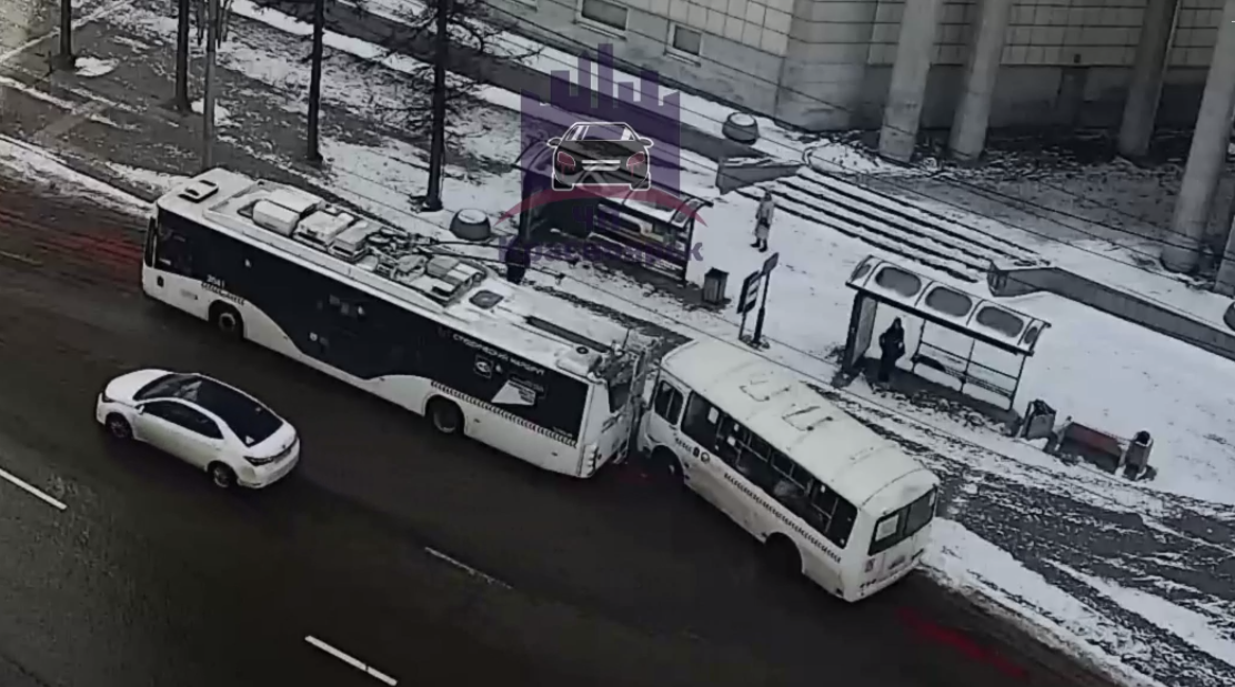 В Красноярске два человека пострадали при столкновении троллейбуса и автобуса в центре