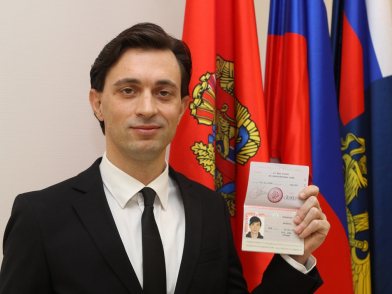 В Красноярске волонтер из Италии получил российское гражданство. Фото: 24мвд.ру
