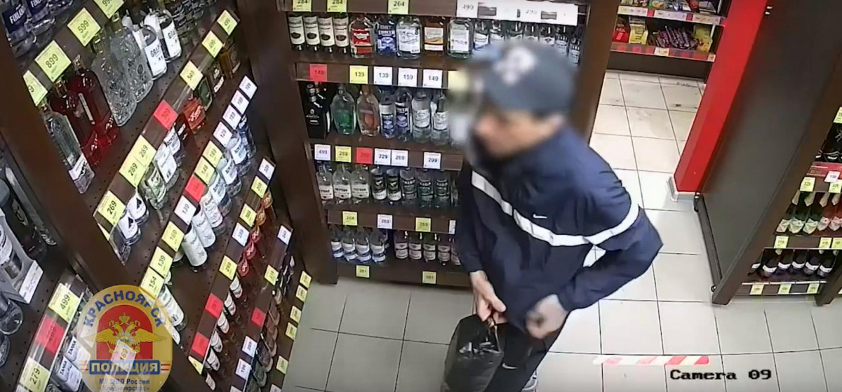 Красноярец украл две бутылки текилы в супермаркете, оттолкнул продавщицу и ушел