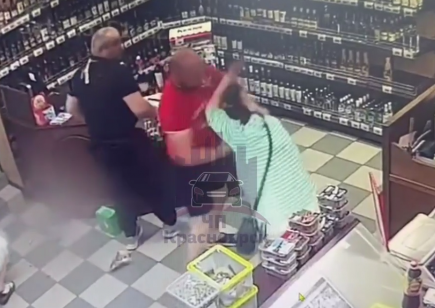 Красноярец уронил коляску с ребёнком и избил женщину в алкогольном магазине 