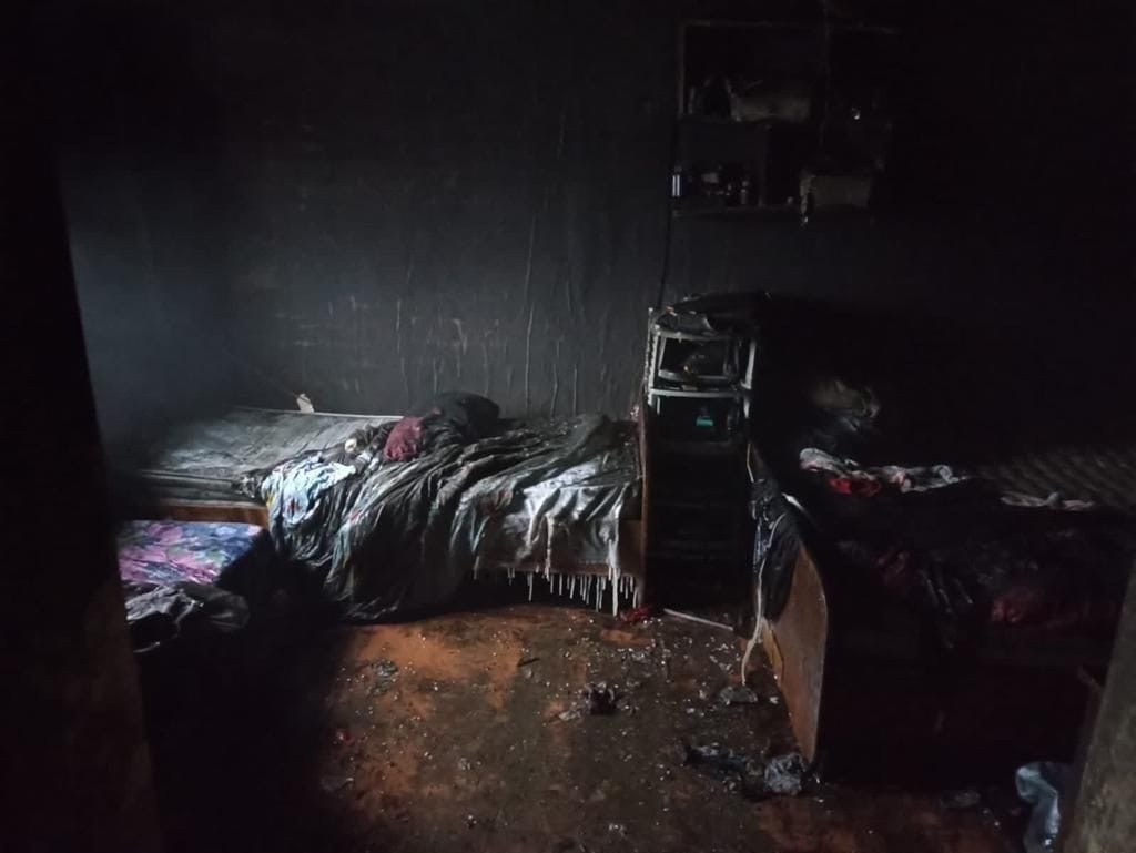 Опубликованы фотографии внутри сгоревшего под Красноярском дома