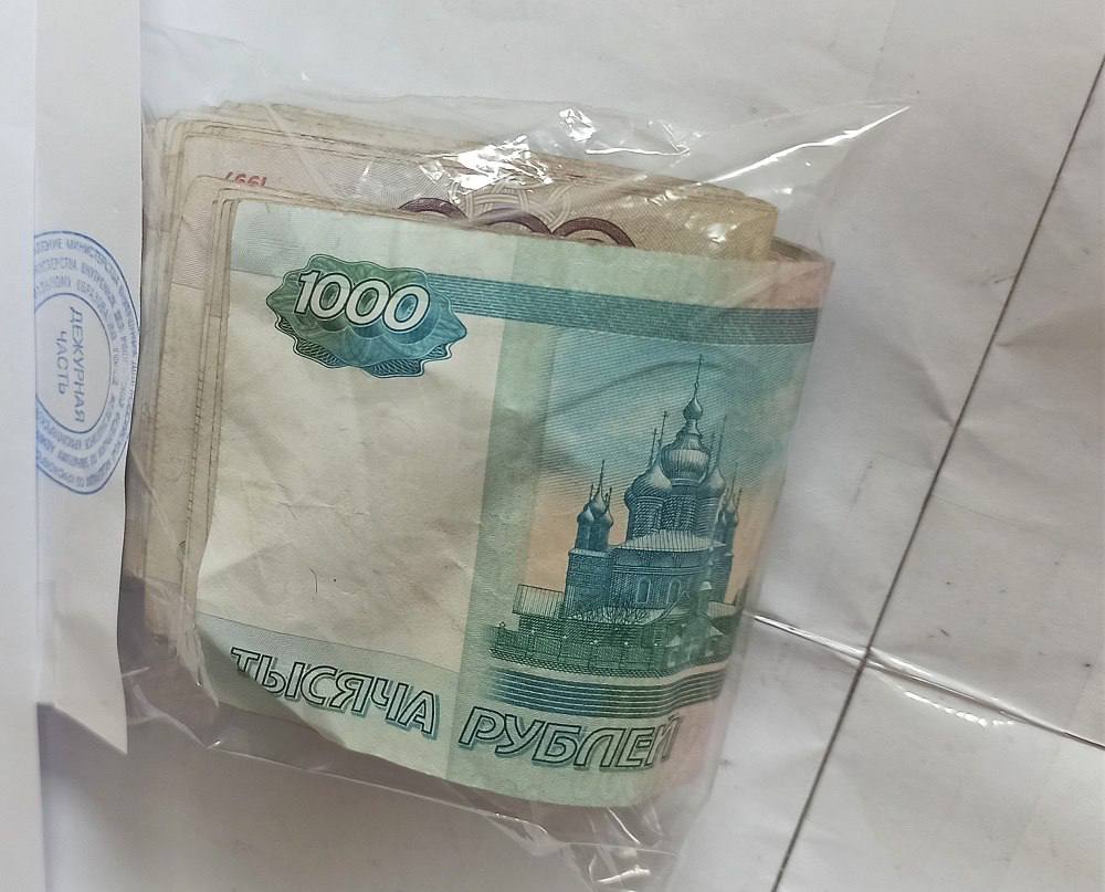 В Железногорске вор похитил 21 тысячу рублей из кассы павильона на глазах у продавца
