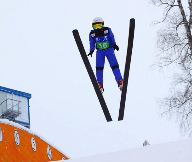Красноярская спортсменка поставила рекорд после прыжка на лыжах с трамплина на 20,5 метров
