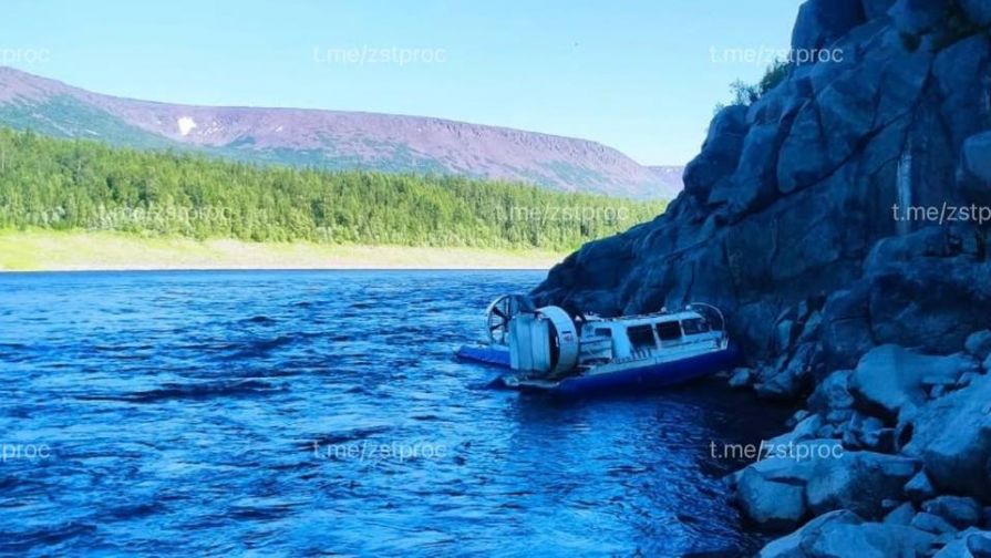 Лодка врезалась в скалу в Красноярском крае, погиб человек 