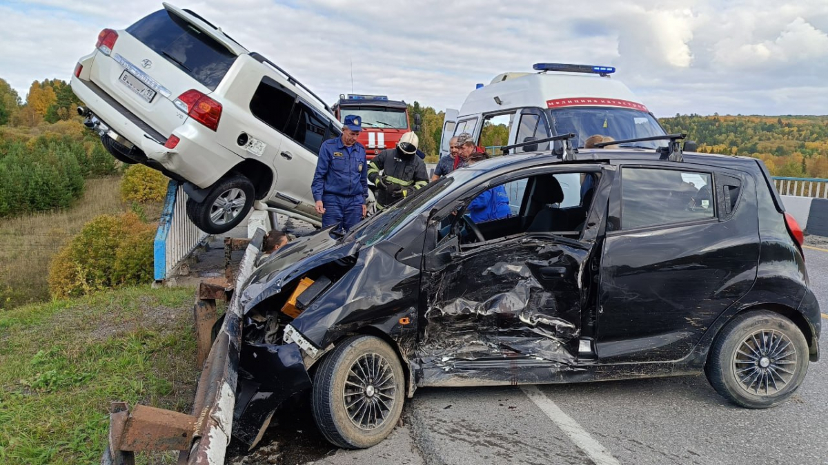 На трассе Зеледеево-Красноярск Land Cruiser повис на перилах — Новости  Красноярска на 7 канале