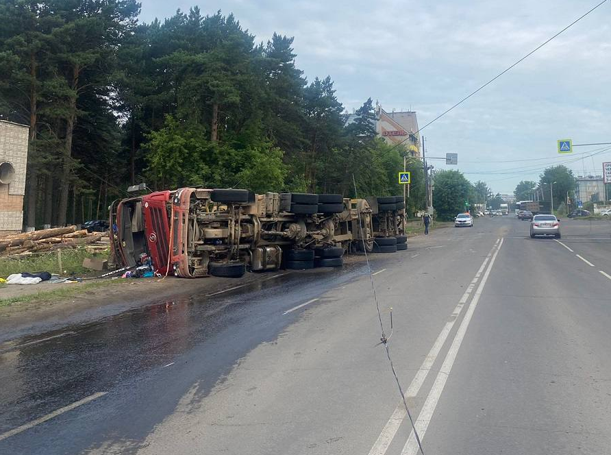 В Красноярском крае опрокинутый грузовик рассыпал по улице брёвна