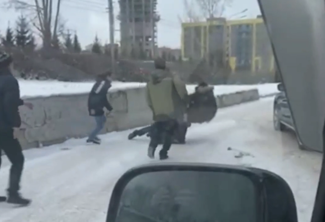 В Красноярске возле автозаправки произошла массовая драка водителей