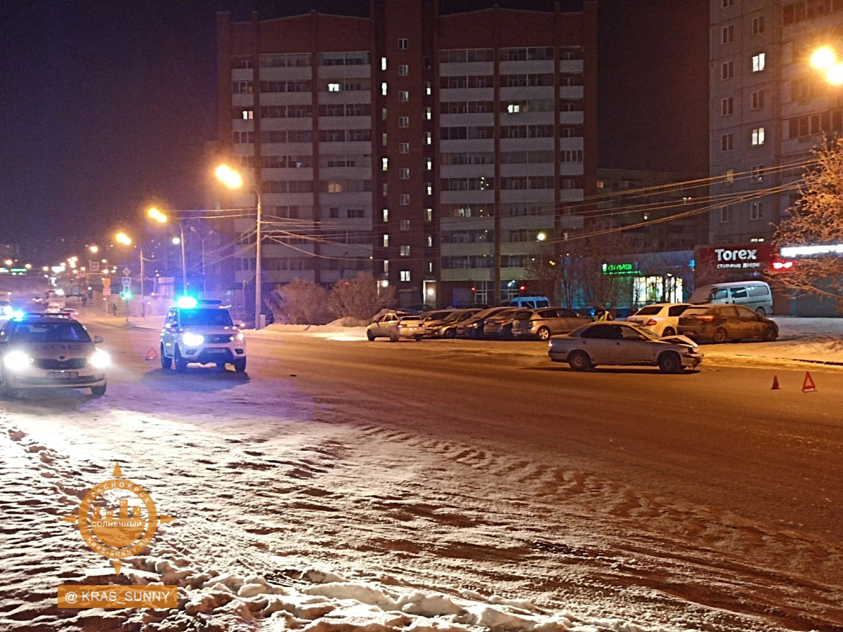 Красноярец врезался в машину полицейских, убегая от вооруженного ограбления  — Новости Красноярска на 7 канале