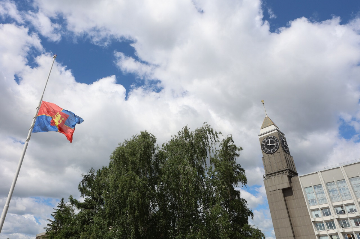 В Красноярске у здания мэрии подняли флаг в честь Дня семьи, любви и  верности — Новости Красноярска на 7 канале