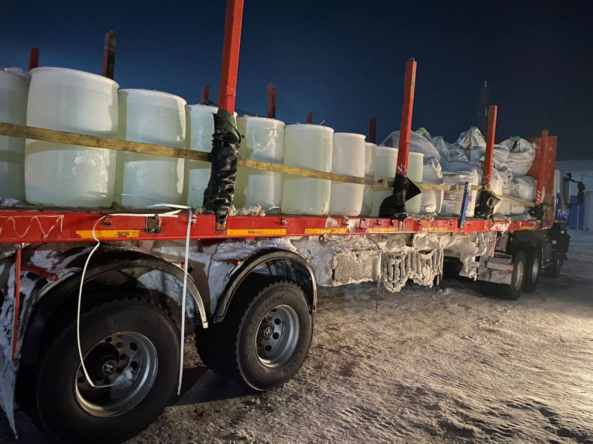 Бочка с соляной кислотой разлилась после ДТП с грузовиком под Красноярском
