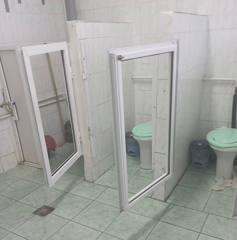 В туалете школы №108 Красноярска заметили туалет без дверей