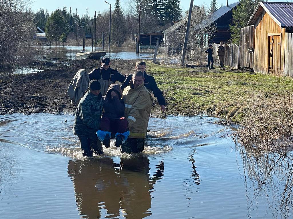 В Красноярском крае спасатели эвакуировали женщину из затопленного дома —  Новости Красноярска на 7 канале