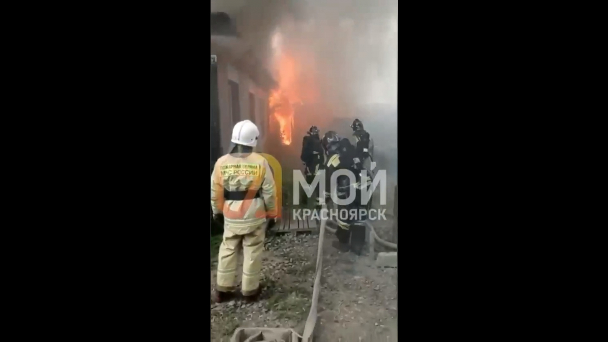 В Красноярске в микрорайоне Николаевка горит частный одноэтажный дом