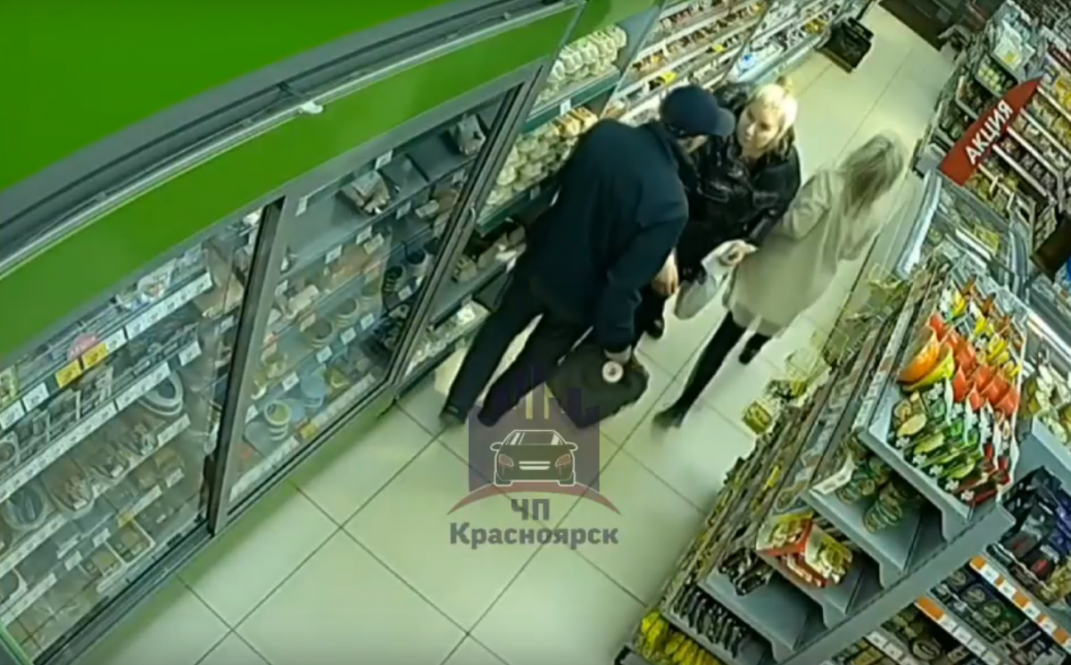 В Красноярске мужчина выпрыгнул из окна магазина, когда сотрудники поймали его на краже кофе