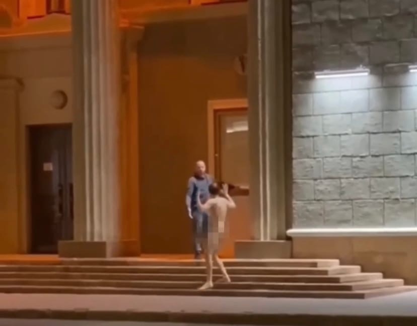 Голый мужчина бегал по центру Красноярска и просил его не убивать