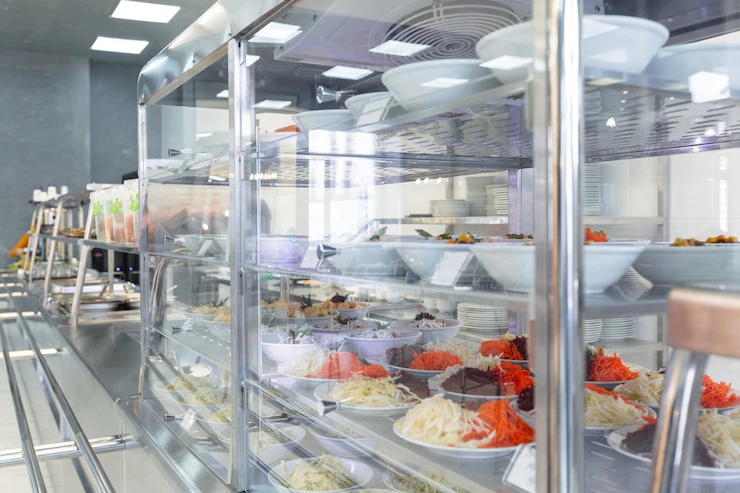 Кафе-зоны и гамбургеры: школьные столовые Красноярска готовы к новому учебному году
