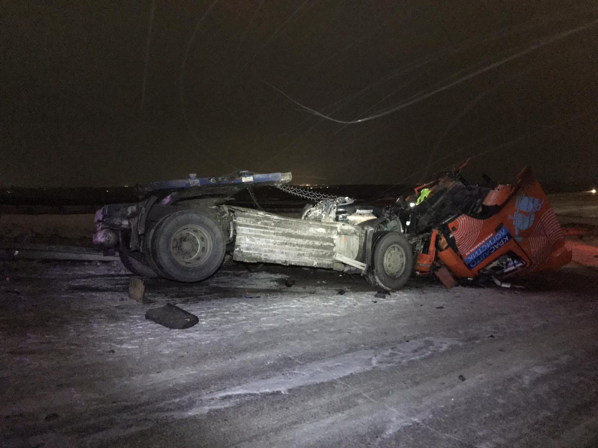 В Красноярском крае водитель грузовика Volvo наехал на ограждение и погиб