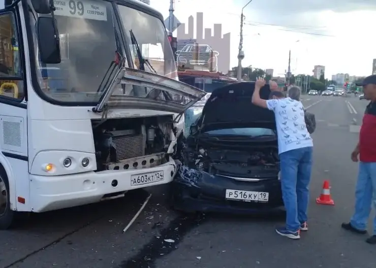 В Красноярске водитель «Тойоты» проехал на красный и врезался в автобус