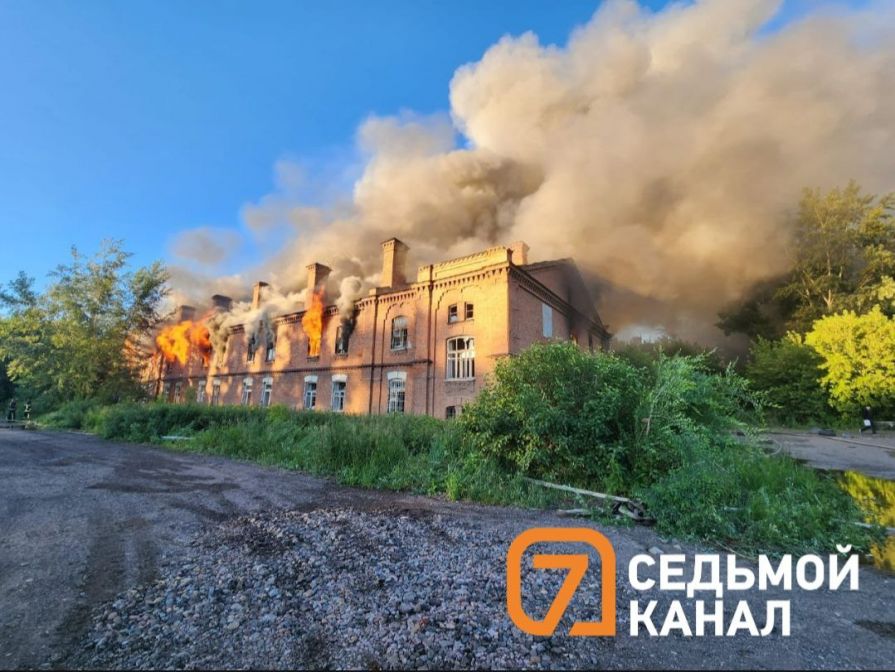 В Красноярске горит заброшенная казарма на Малиновского