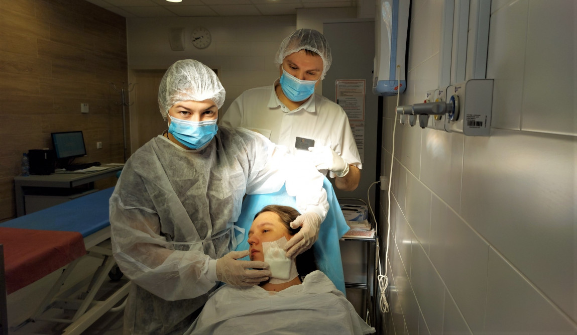 Женщине из Канска вырезали гнойное воспаление на шее прямо во время родов