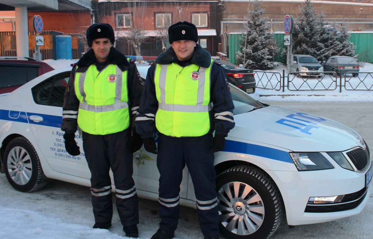 В Красноярске автоинспекторы помогли женщине, у которой случился приступ