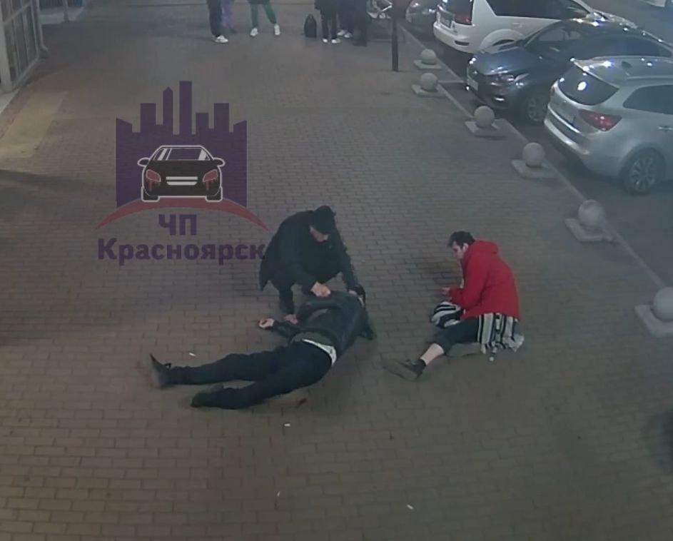 В Красноярске на улице Лесников во время пьяной драки мужчина попытался обороняться подожжённым дезодорантом