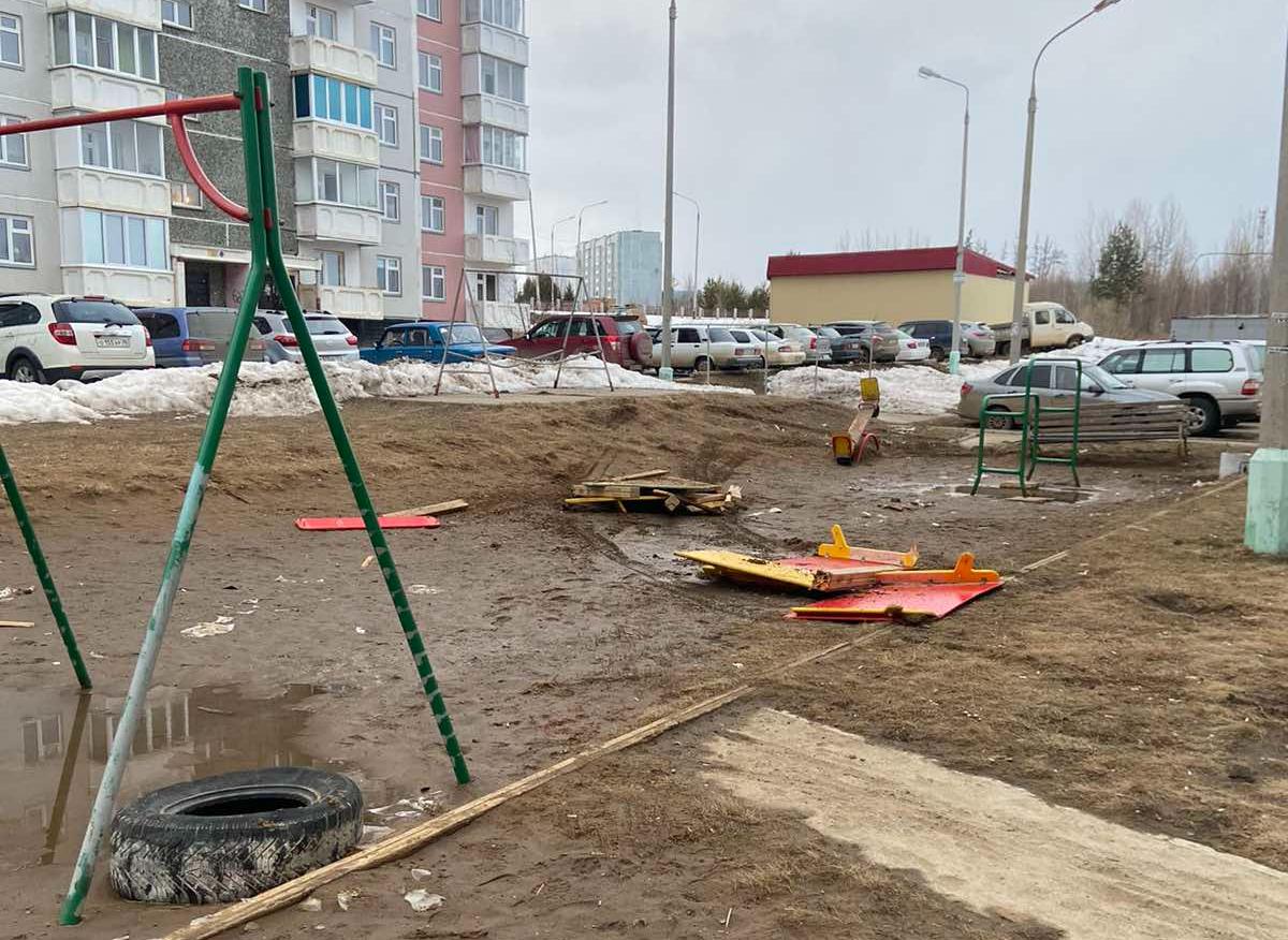 В Красноярском крае пьяный водитель повредил детскую площадку