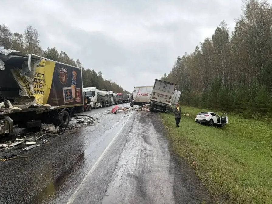 Водители двух грузовиков погибли в масштабном ДТП между Красноярском и Канском