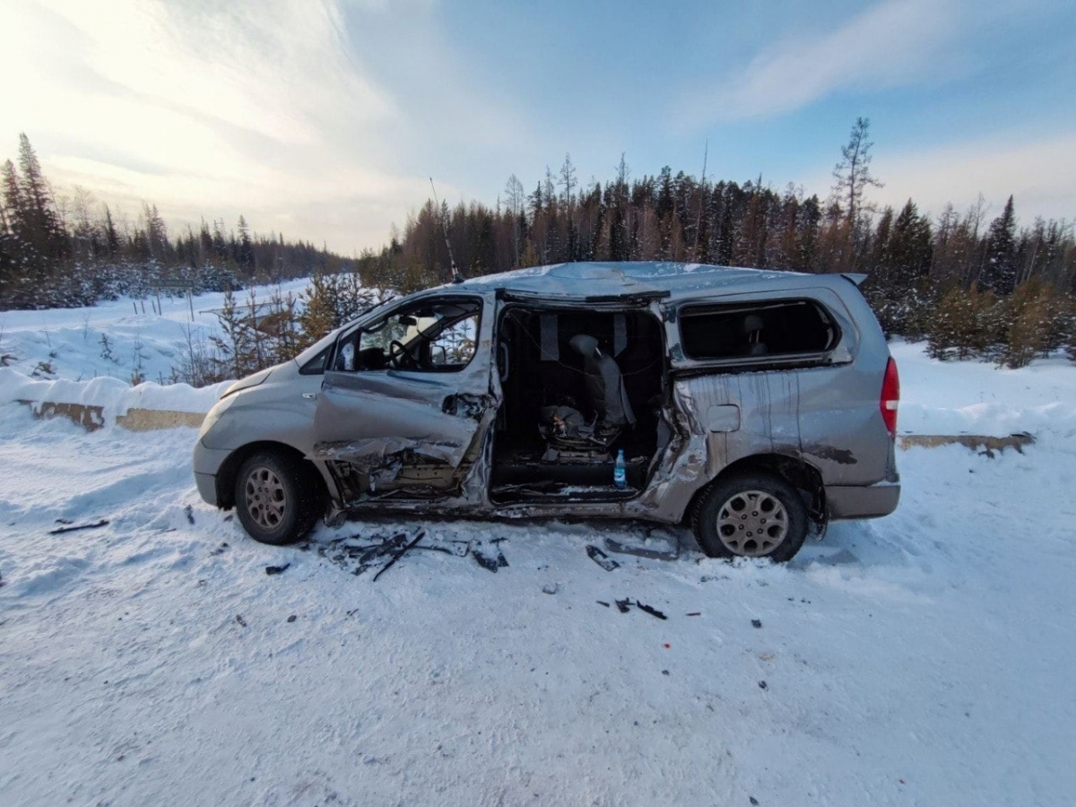 В ДПТ с микроавтобусом и лесовозом в Красноярском крае пострадало 4 человека